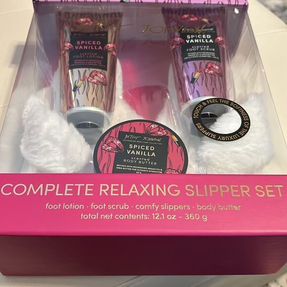 BetseyJohnson set: foot lotion, foot scrub, body butter and comfy slippers - Picture 2 of 8
